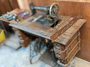 lot 11 image: Vintage Singer sewing machine 36.5...