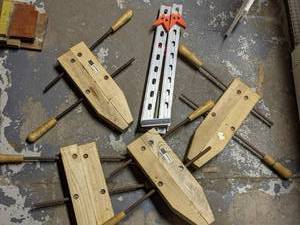 lot 21 image: 4 14 wooden clamps and a Hirsh fra...