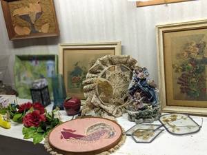lot 38 image: Large decor lot plus 4 crystal bowl...