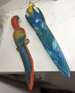 lot 39 image: 2 wooden Parrots, 25 & 27...