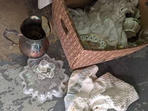 lot 44 image: Box of glassware and decor (see pho...