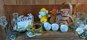lot 49 image: Decor lot with Hot Bath sign, frog ...