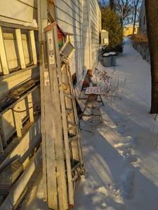 lot 116 image: 2 aluminum painters ladders, 6ft an...