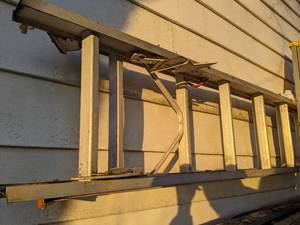 lot 117 image: 12 ft aluminum extension ladder...