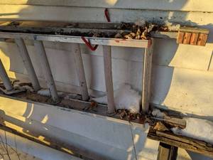 lot 118 image: 10 ft aluminum extension ladder...