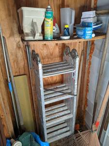 lot 121 image: Metal rake, squeegee,  garden hand ...