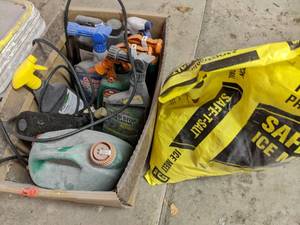 lot 124 image: Box of lawn treatment bottles and 1...