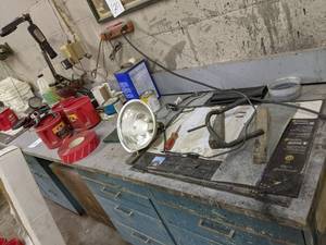 lot 130 image: Contents of work bench table, inclu...