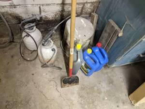 lot 132 image: Ice chopper, 2 pressurized sprayers...