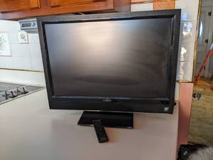 lot 153 image: 22 Vizio HDTV with remote (see pho...