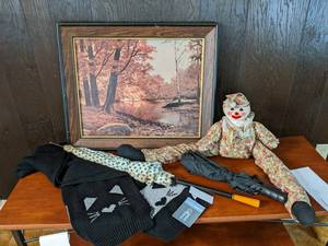 lot 165 image: New Kitty scarf, 2 umbrellas, vinta...