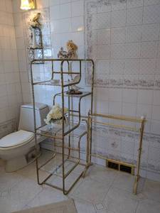 lot 180 image: Contents of Bathroom Decor and Misc...