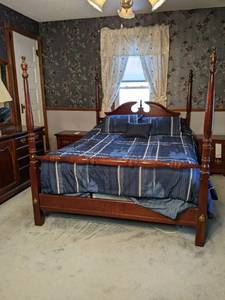 lot 186 image: Vintage 4 Post Queen Bed (63.5 X 8...