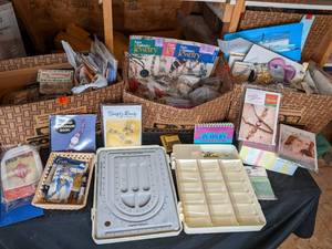 lot 216 image: GHI Bead Buddy Design Board, Beadin...