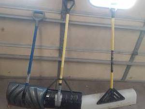 lot 58 image: 3 winter shovels in various sizes (...