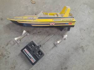 lot 76 image: Remote control speed boat (untested...