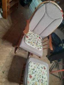 lot 268 image: Glider Rocking Chair and Matching O...