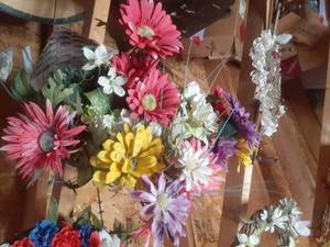 lot 273 image: Artificial Flower Hanging baskets a...