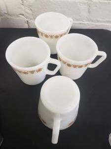 lot 15 image: Vintage Pyrex Ovenware