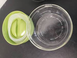 lot 27 image: Vintage Olive Lidded Pyrex Canister Set