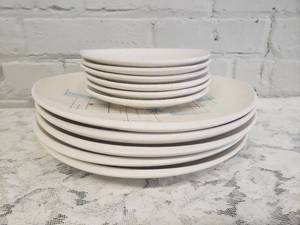 lot 29 image: Franciscan Oasis Plate Set