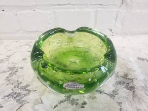 lot 34 image: Blenko Art Glass Sculptural Ashtray