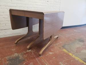 lot 11 image: Vintage MCM Laminate Dining Table with Leaf