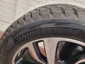 lot 150 image: Bridgestone Blizzak DM-V2 Tires Size 23555R19 (105T)