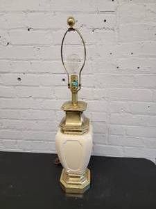 lot 48 image: Vintage Steiffel Porcelain Table Lamp
