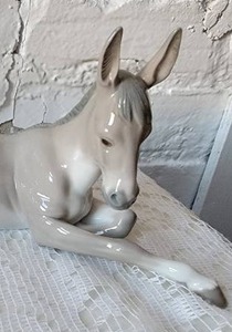 lot 86 image: LLadro Donkey Nativity Figurine  Yearling
