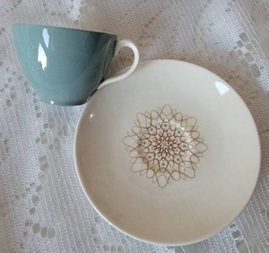 lot 87 image: Vintage Atomic Royal Doulton Desert Star Coffee Set