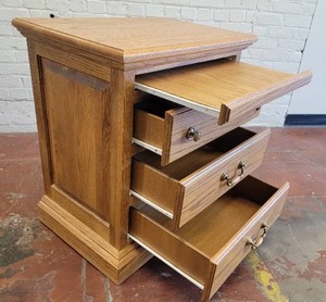 lot 85 image: Classic Oak 3 Drawer Side Table