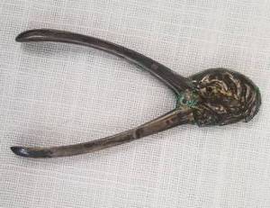 lot 100 image: Antique Sterling Silver Figural Bird Head Sewing Notion