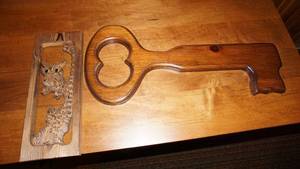 lot 12 image: Handmade - Hand Carved Key & Hand Carved Owl On A Tree Limb