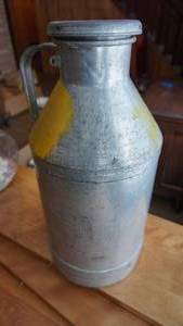lot 41 image: Galvinized Water Jug W Handle & Cover-Superior Sealed