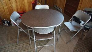 lot 68 image: Brown Round Card Table With Four Matching Folding Chairs With Cushioned Seats