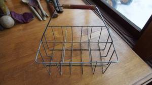 lot 70 image: Wire Carrying Rack For Bottles With Handle
