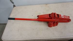 lot 168 image: Torin BIG RED --1.5T  Hydraulic Scissor Jack