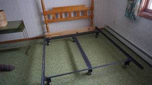 lot 91 image: Wooden Head Board & Adjustable Metal Frame