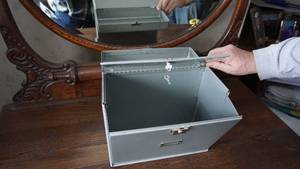 lot 94 image: Metal Lockable W Key Single File Cabinet With Carrying Handle---Maso-Steel Products