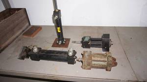 lot 123 image: Hydraulic Cylinders