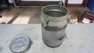 lot 133 image: 2 To 3 Gallon Aluminum Air Tight Container