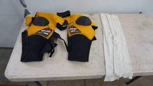 lot 140 image: Yellow & Black Pastrana evs 199 Motorcross Knee Pads & Leggings