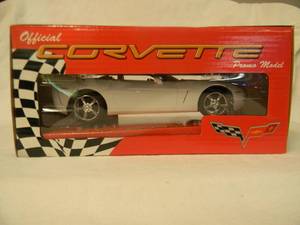 NEW IN BOX - GM OFFICIAL LICENSED PROMO MODEL125 Scale 2009 CHEVROLET CORVETTE 1.5 MILLIONTH CORVETTE (WHITE) GREAT PIECE - SEE PICTURES