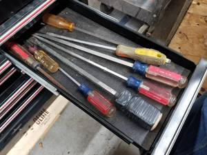 lot 324 image: Lot of (8) Screwdrivers