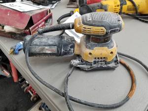 lot 345 image: DeWalt 14-Sheet DWE6411 Palm Sander