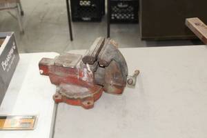 lot 378 image: 5 Bench Vise