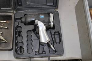 lot 388 image: Sears Craftsman Air Drive 875.188840 Air Impact Wrench, Case