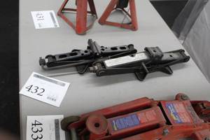 lot 432 image: Lot of (2) Scissor Crank Jacks