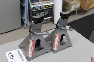 lot 430 image: Lot of (2) Pittsburgh Heavy Duty 3-Ton Jack Stands